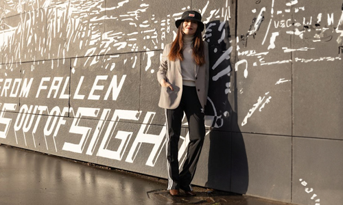 Women-wearing-blazer-and-tracks