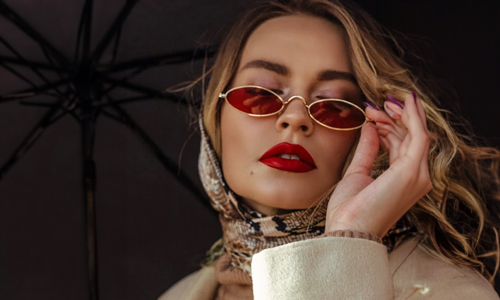 Women-wearing-red-lipstick-and-sunglasses