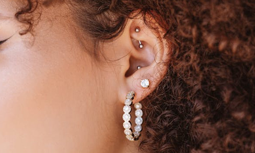 Curly-hair-woman-wearing-many-earrings
