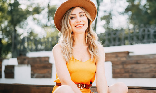 Woman-wearing-brown-hat-and-belt