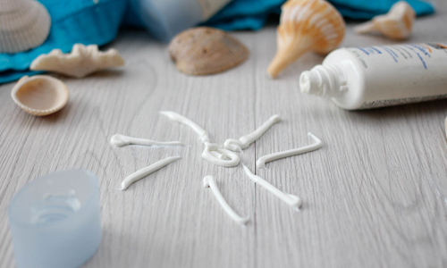 sunscreen-and-sea-shells