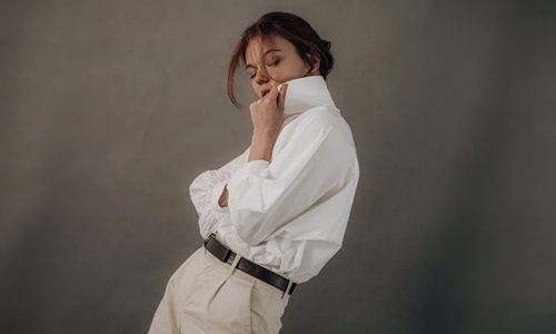 Women-wearing-white-shirt-and-beige-pants