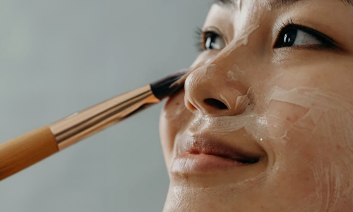 Woman-applying-makeup-on-face
