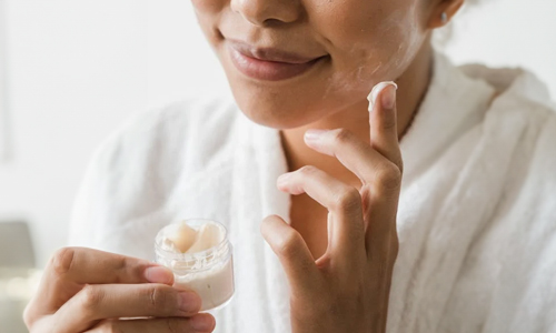 Women-applying-thick-moisturizer