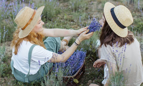 2-women-wearing-straw-hats