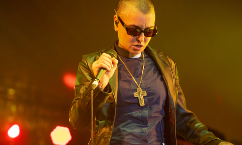 Woman-with-mic-on-hand