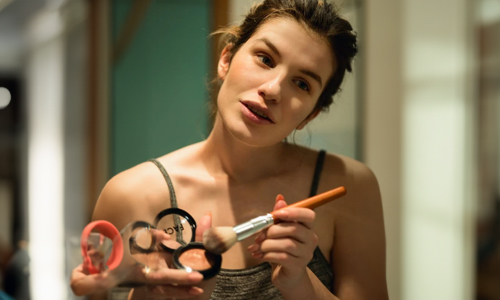 Woman-with-brush-and-setting-powder