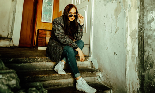 Women sitting in stairs wearing sunglasses