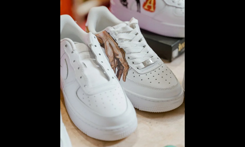 Drawings and designs in white sneakers