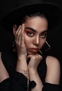 Women-wearing-jewelry