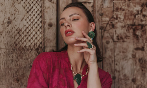 Women-wearing-set-jewelry