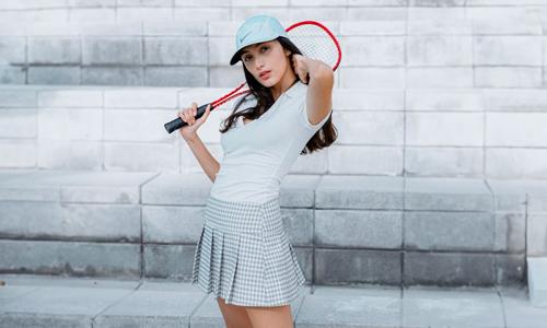 Woman-wearing-mini-skirt