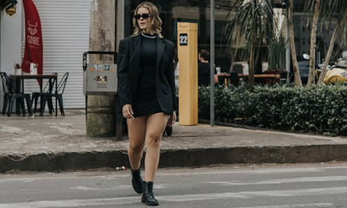 Women-wearing-black-blazer