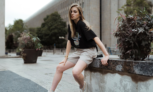 women-wearing-black-tee-and-beige-shorts