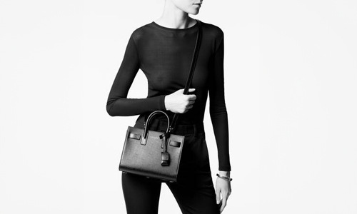 Mannequin-wearing-black-handbag