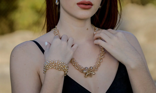 Woman-wearing-gold-beads-necklace