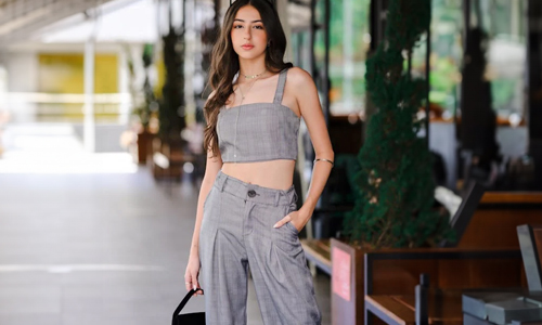 Women-wearing-gray-crop-top