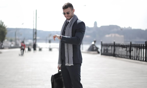 Man-looking-at-his-watch