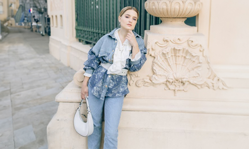 Women with white handbag