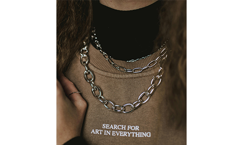 Brown sweatshirt with silver necklace