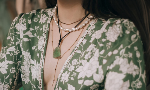 Woman-wearing-green-crystal-chain