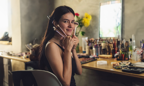 Women with brushes on her hand