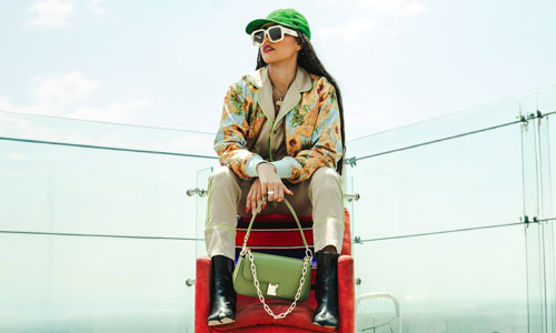 Woman-wearing-green-hat-and-green-handbag