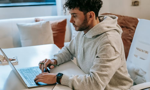 Man-wearing-smartwatch