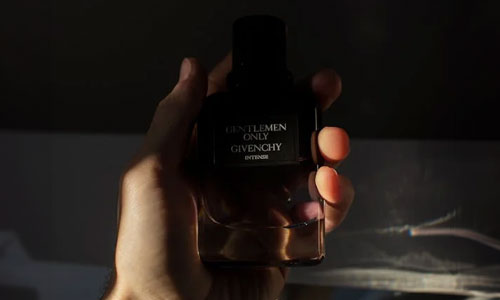 Man-holding-perfume
