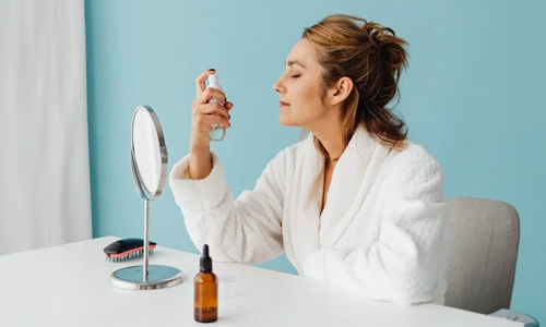 Woman-setting-her-makeup