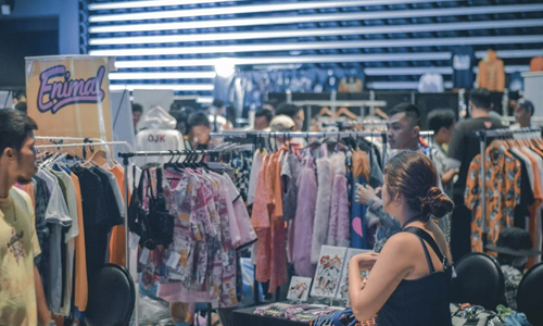 Pile-of-clothes-for-sale