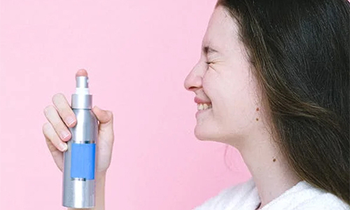 Women-using-facial-mist