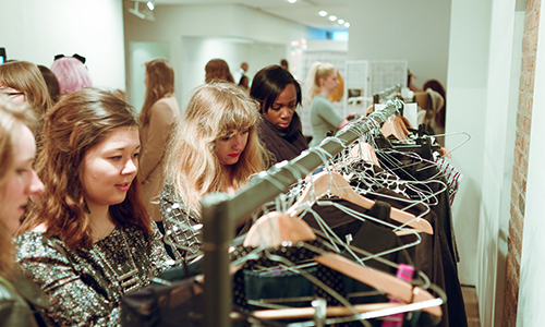 Girls-shopping-clothes