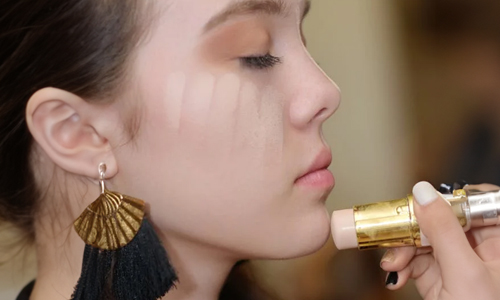 Women-applying-foundation