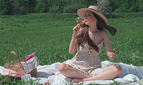 Women-having-a-drink