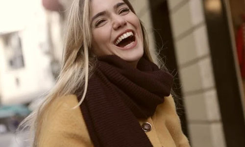 Woman-wearing-brown-scarf