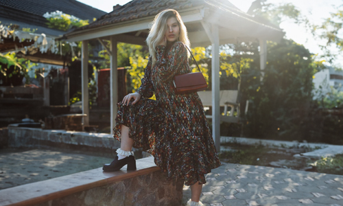 Women-wearing-handbag-and-boots