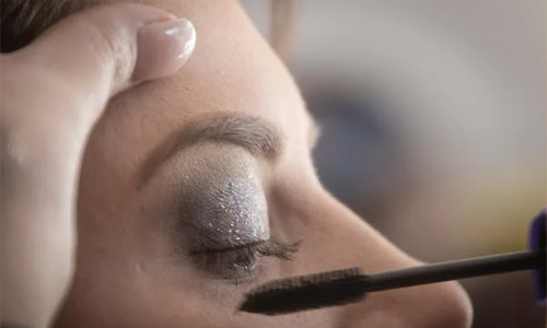 Women-applying-mascara