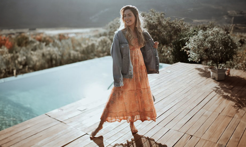 Women-wearing-denim-jacket