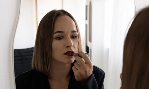 Woman-applying-lipstick