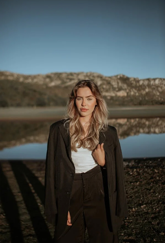 Decode the “It-Girl” Look: Your Guide to Effortless Style & Beauty