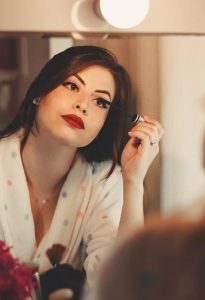 Woman-doing-makeup