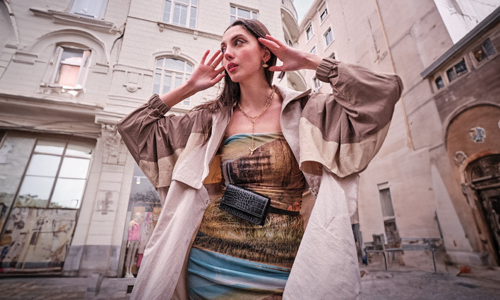 Woman-posing-with-hands-on-her-head