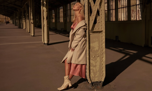 Woman-wearing-beige-coat-and-boots