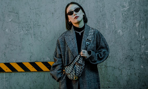 Woman-wearing-bag-over-her-coat