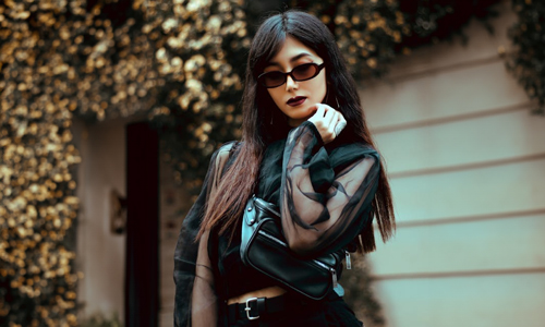 Woman-wearing-shades-and-leather-bag