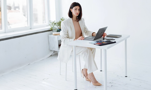 woman-wearing-blazer