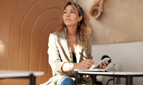 Woman-wearing-beige-blazer