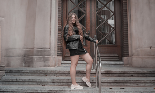 Woman-posing-in-stairs
