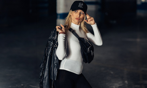 Woman-wearing-crossbody-bag